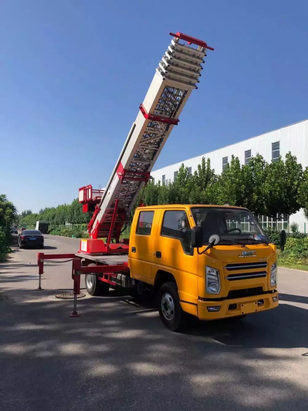 黄圃镇附近的云梯车出租服务：轻松解决高空作业需求